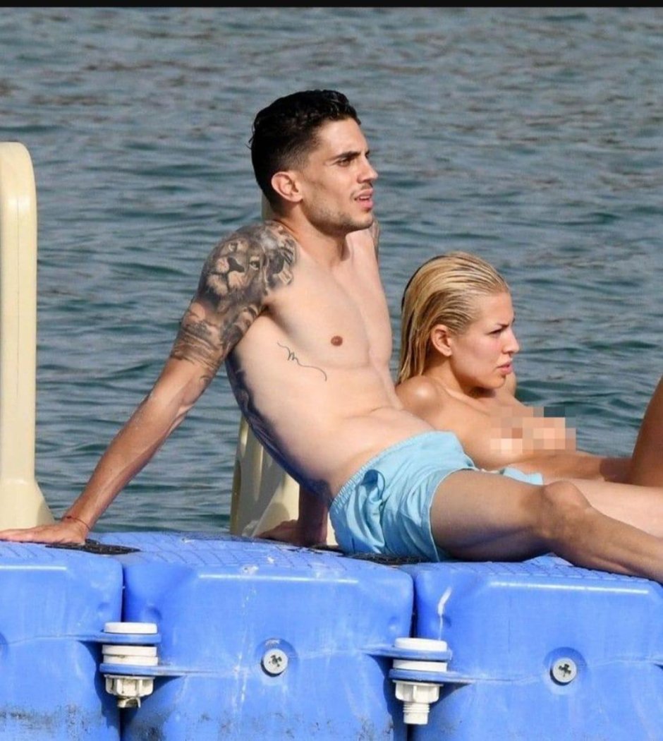 Девушка футболист