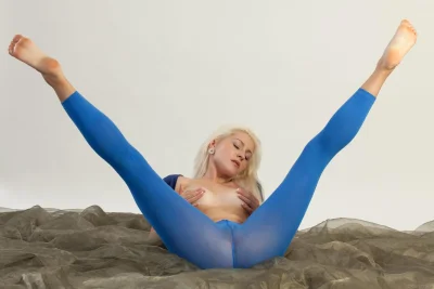 Девушка в трико