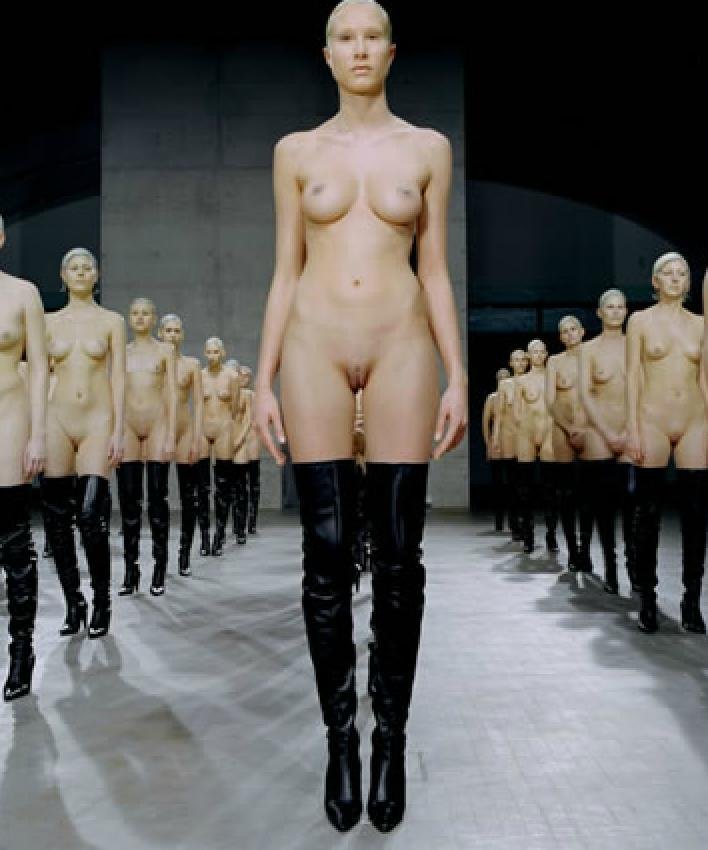 Модели голые на подиуме