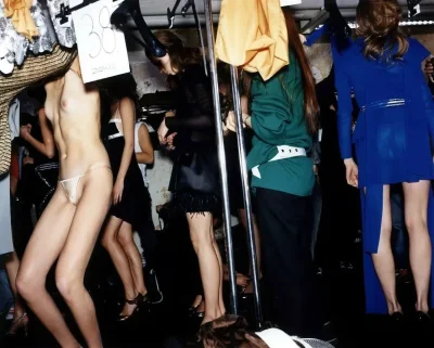 Голые модели за кулисами