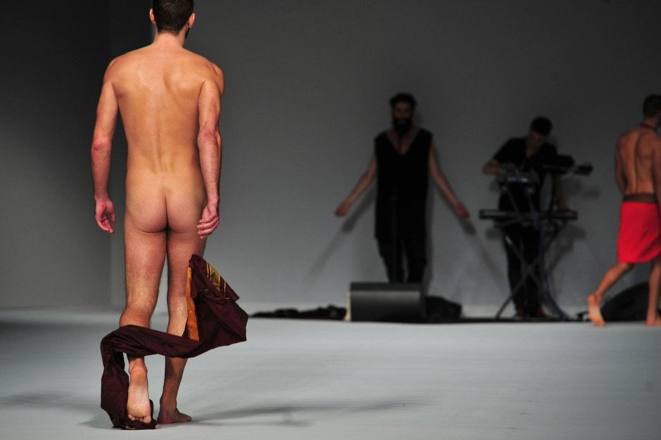 Показ мод голые мужчины