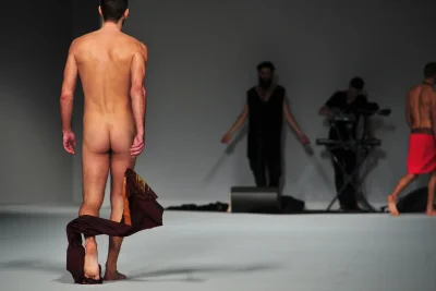 Показ мод голые мужчины