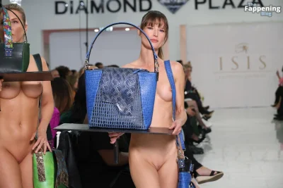 Показ мод ню