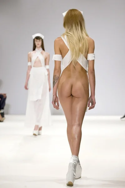 Голые фотомодели на подиуме