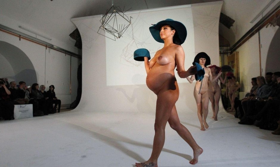 Полностью голые на подиуме