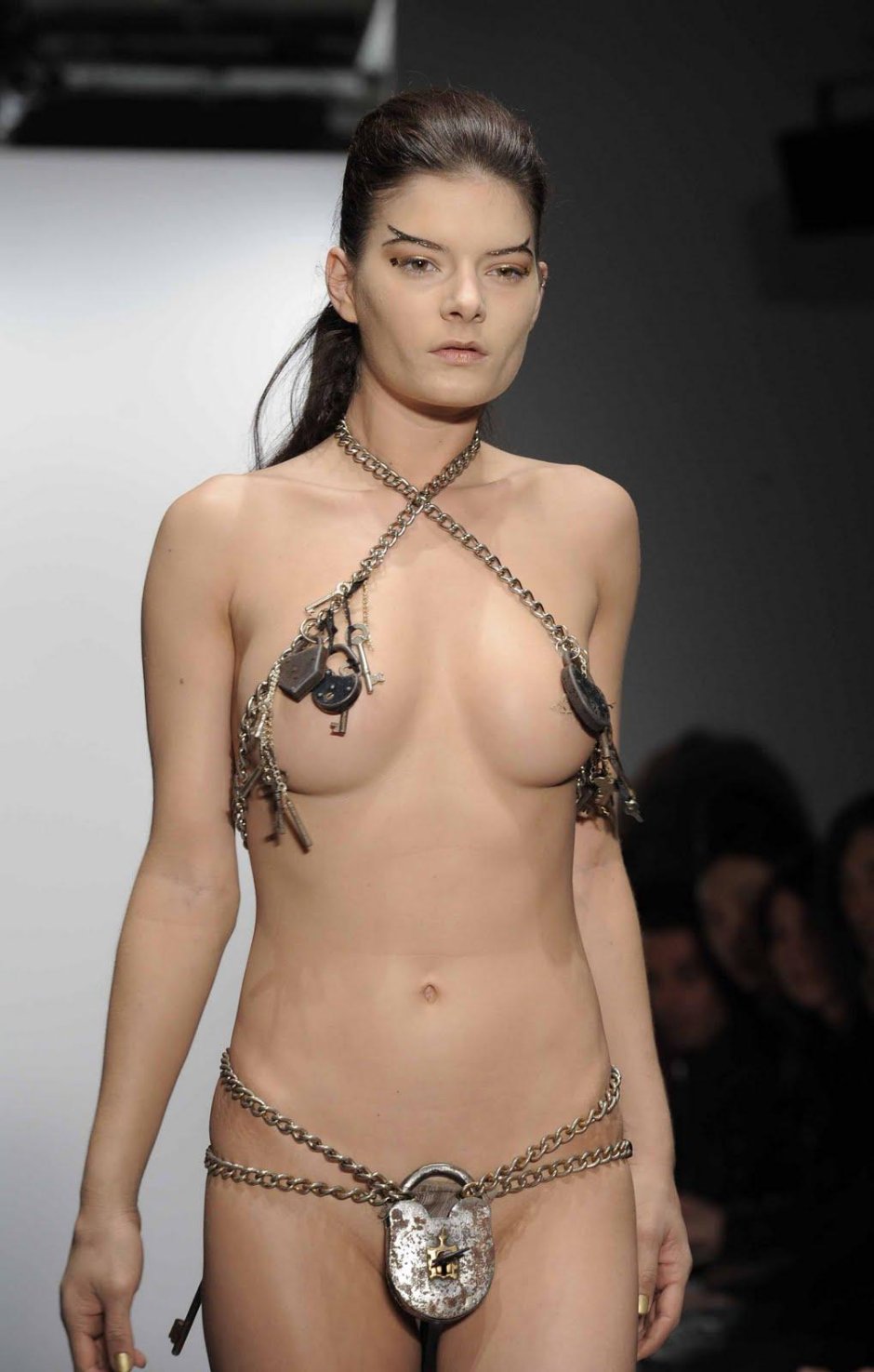 Голые фотомодели на показах