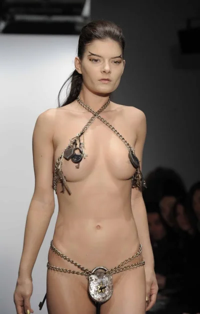 Голые фотомодели на показах