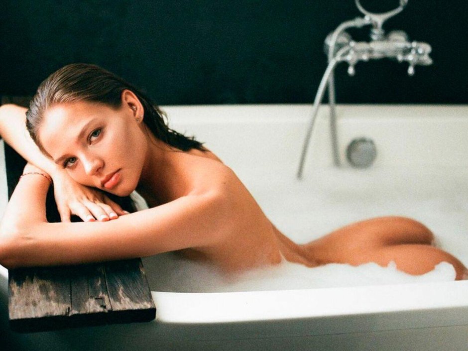 Девушка в ванной голая