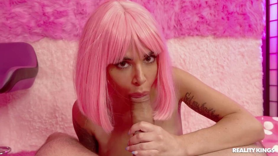 Розовый парик