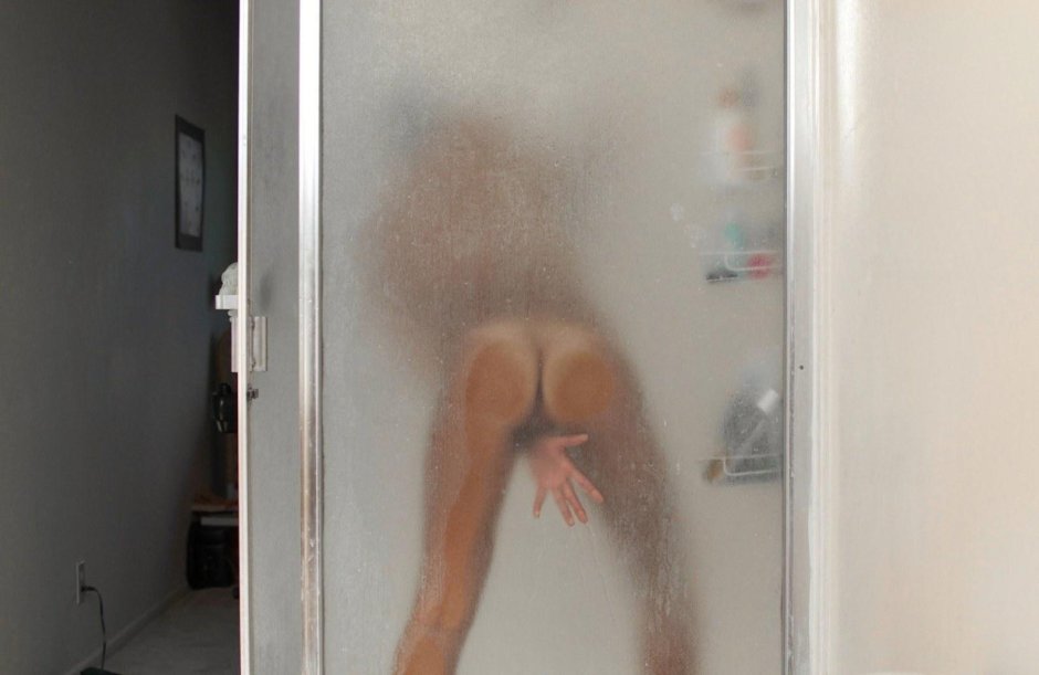 Девушка в душевой кабине ню