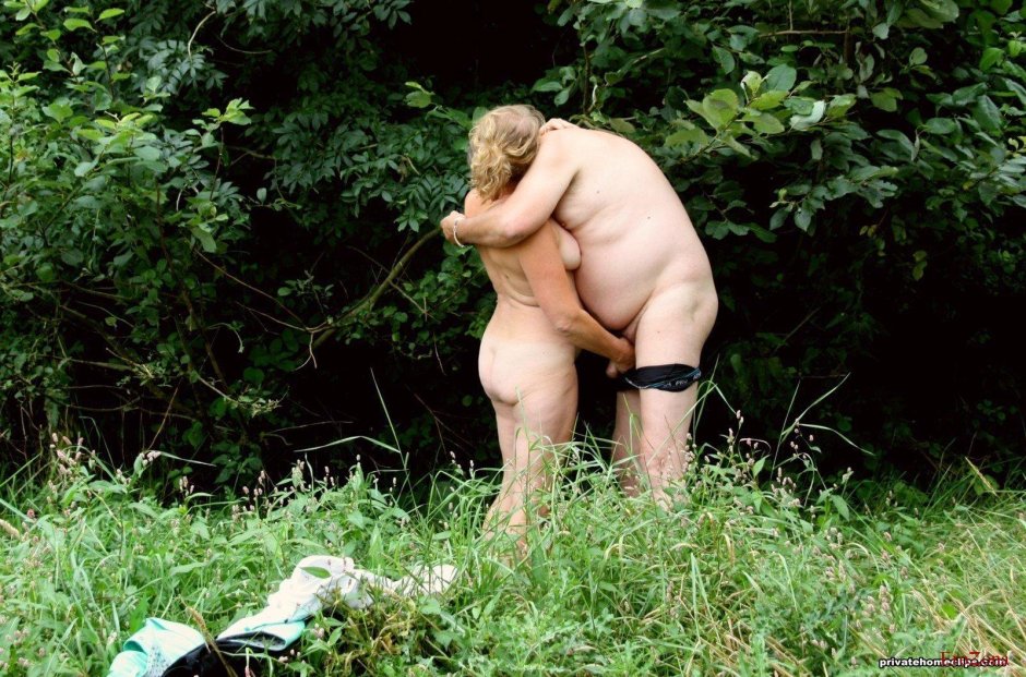 Зрелые пары ню на природе