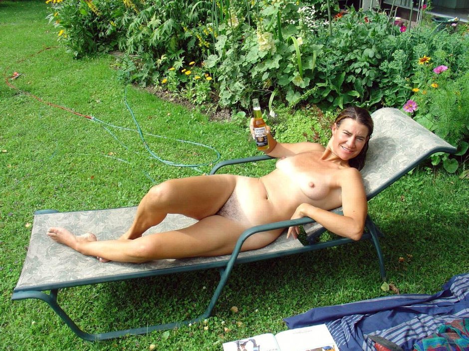 Женщина загорает на даче