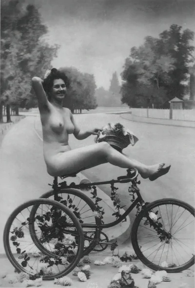 Ню ретро велосипедистки