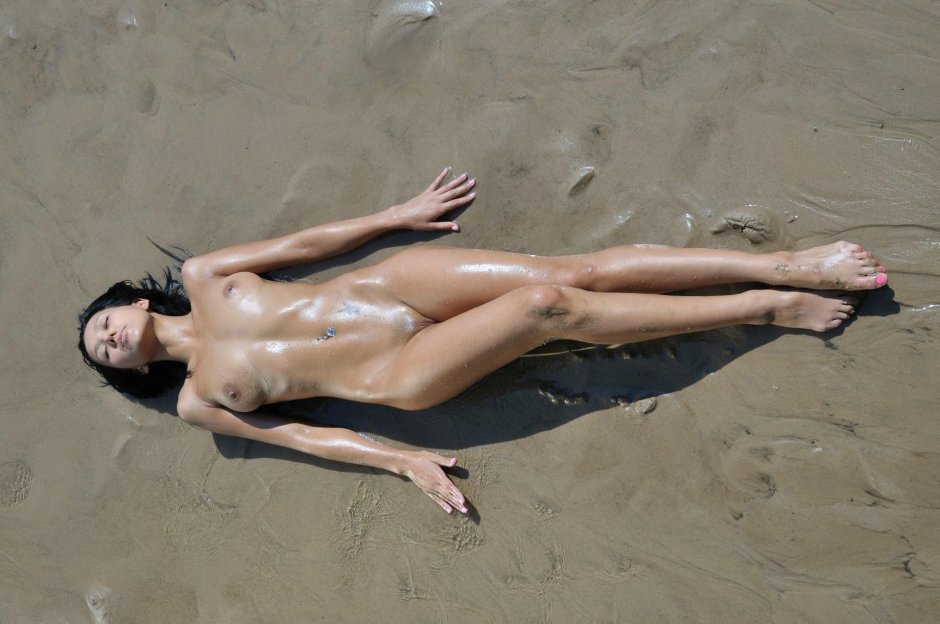 На пляже голые девушки