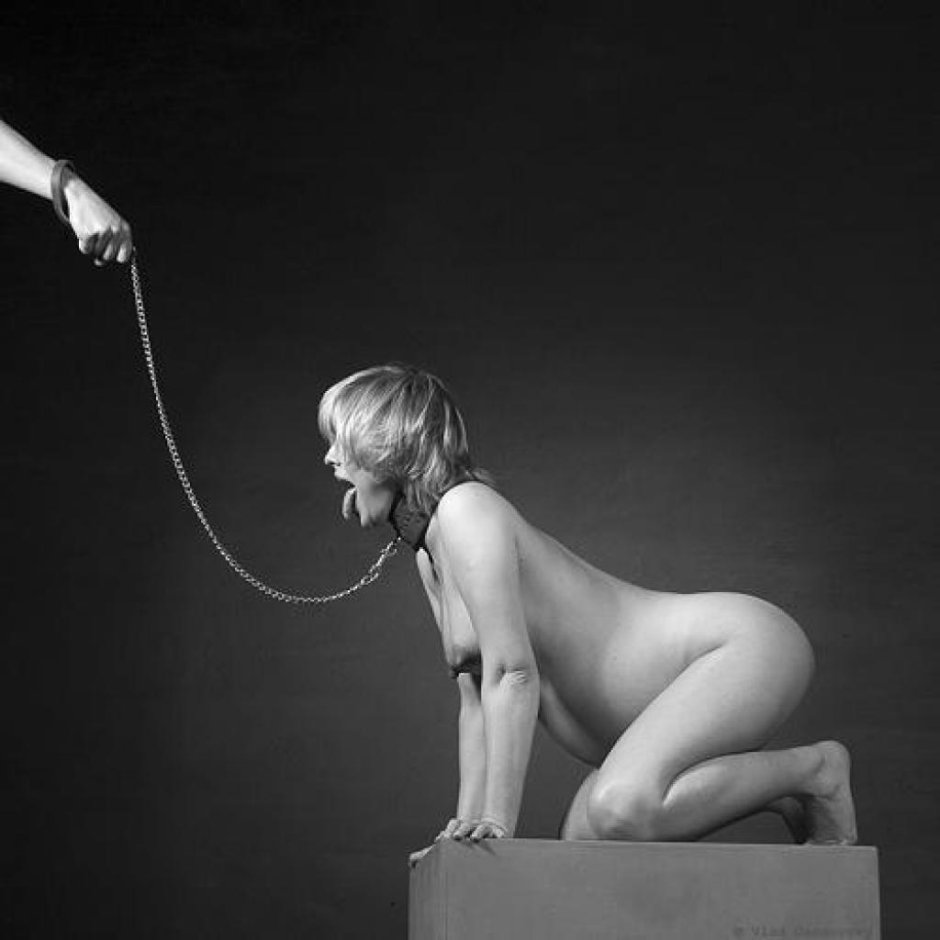 Девушка рабыня на поводке