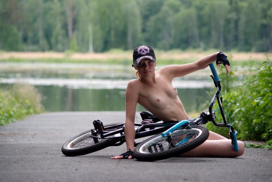 Голый мужчина на велосипеде