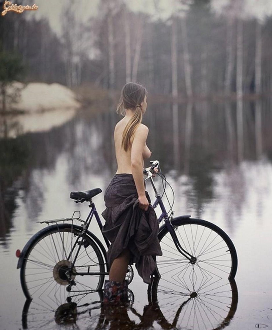Голая женщина на велосипеде