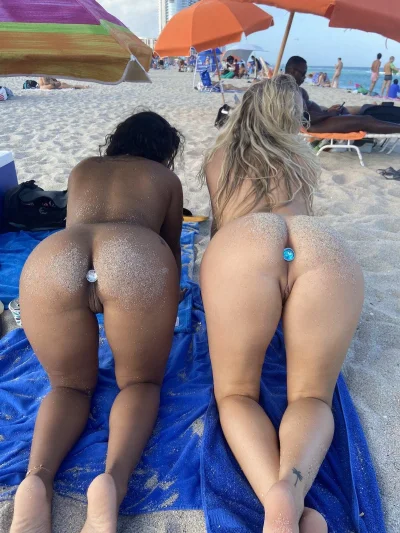 Девушки на пляже раком