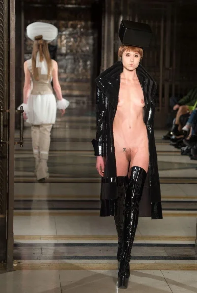 Голые манекенщицы на подиуме