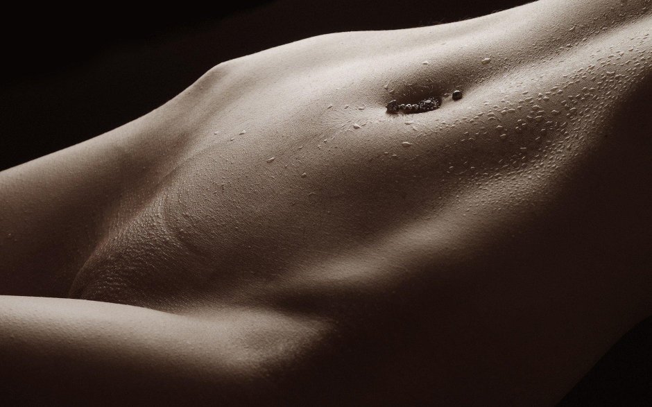 Красивый женский животик и лобок