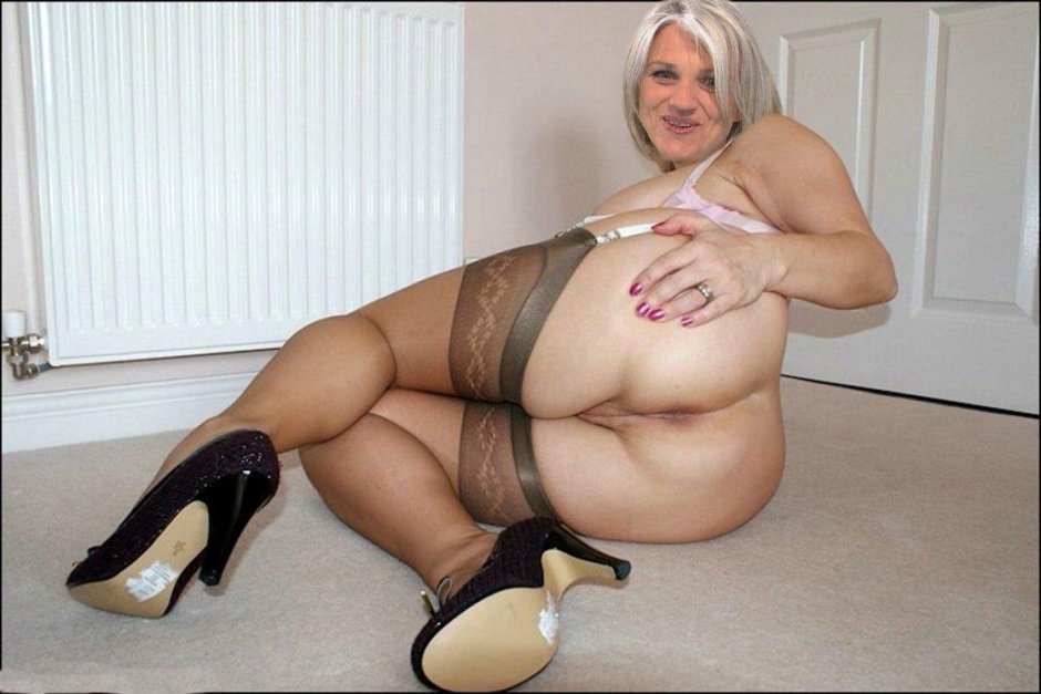 Порно зрелая в чулках