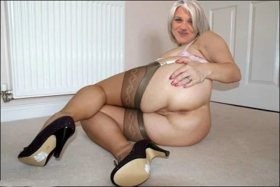 Порно зрелая в чулках