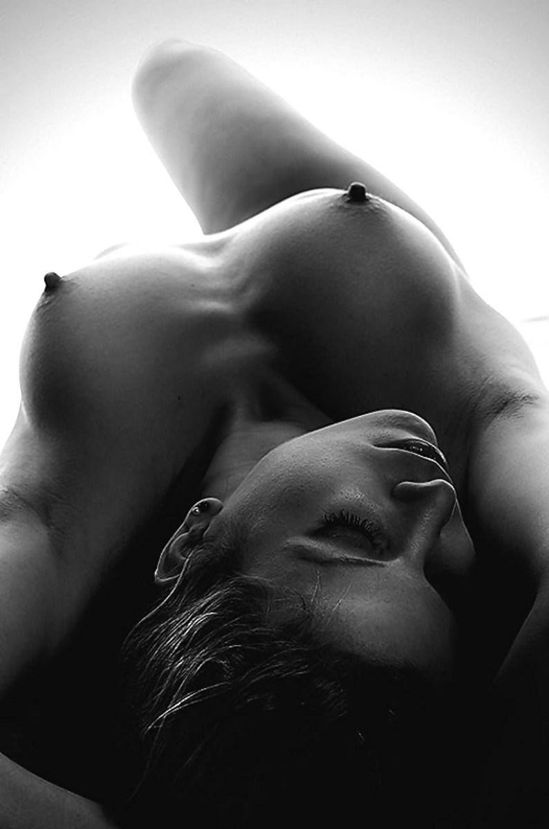 Ню черно белое