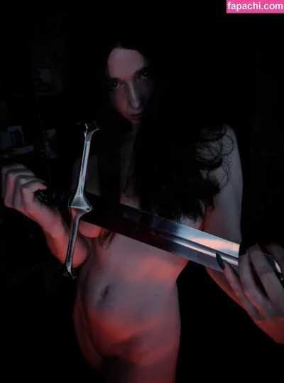 Женщина с мечом