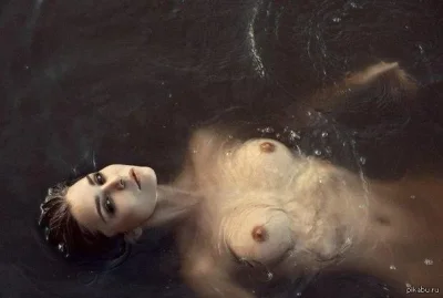 Голые сиськи под водой