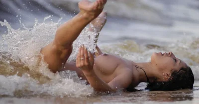 Мокрая девушка