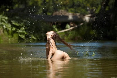 Голые девушки купаются в реке
