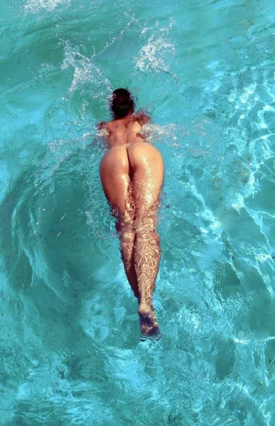 Красивая нудистка