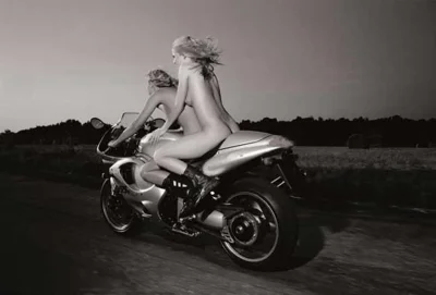 Фотосессия ню на мотоцикле