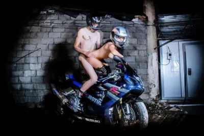 Голая в мотоциклетном шлеме
