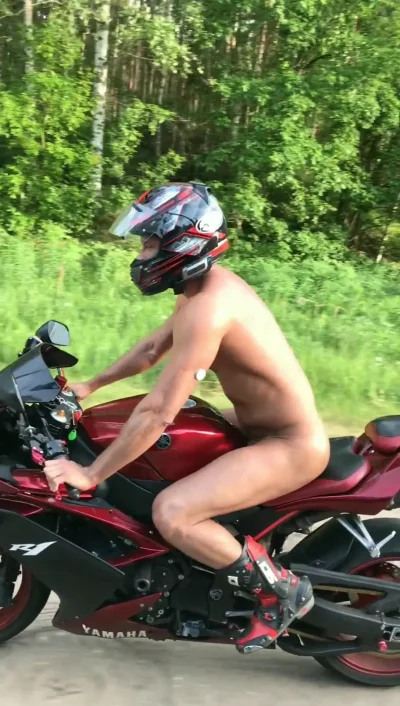 Голые парни на мотоциклах ню