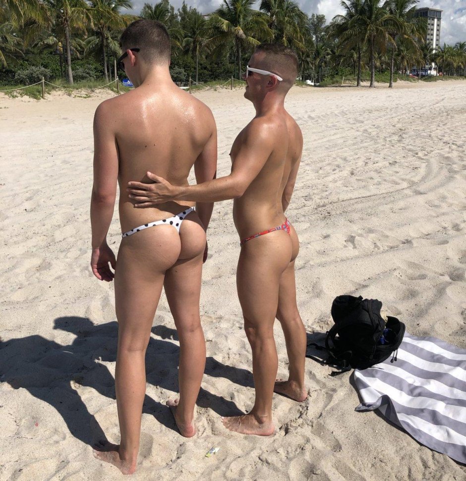 Мужчина в стрингах на пляже