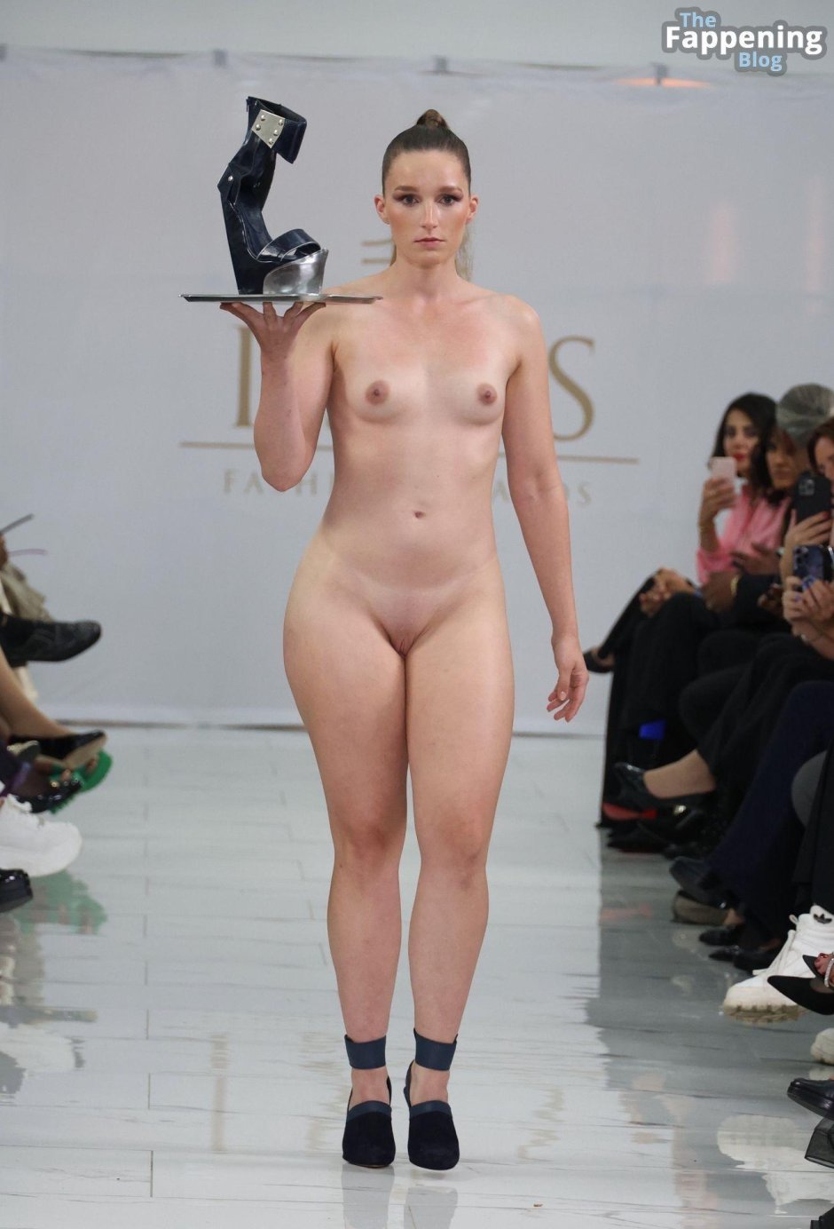 Голая модель на подиуме