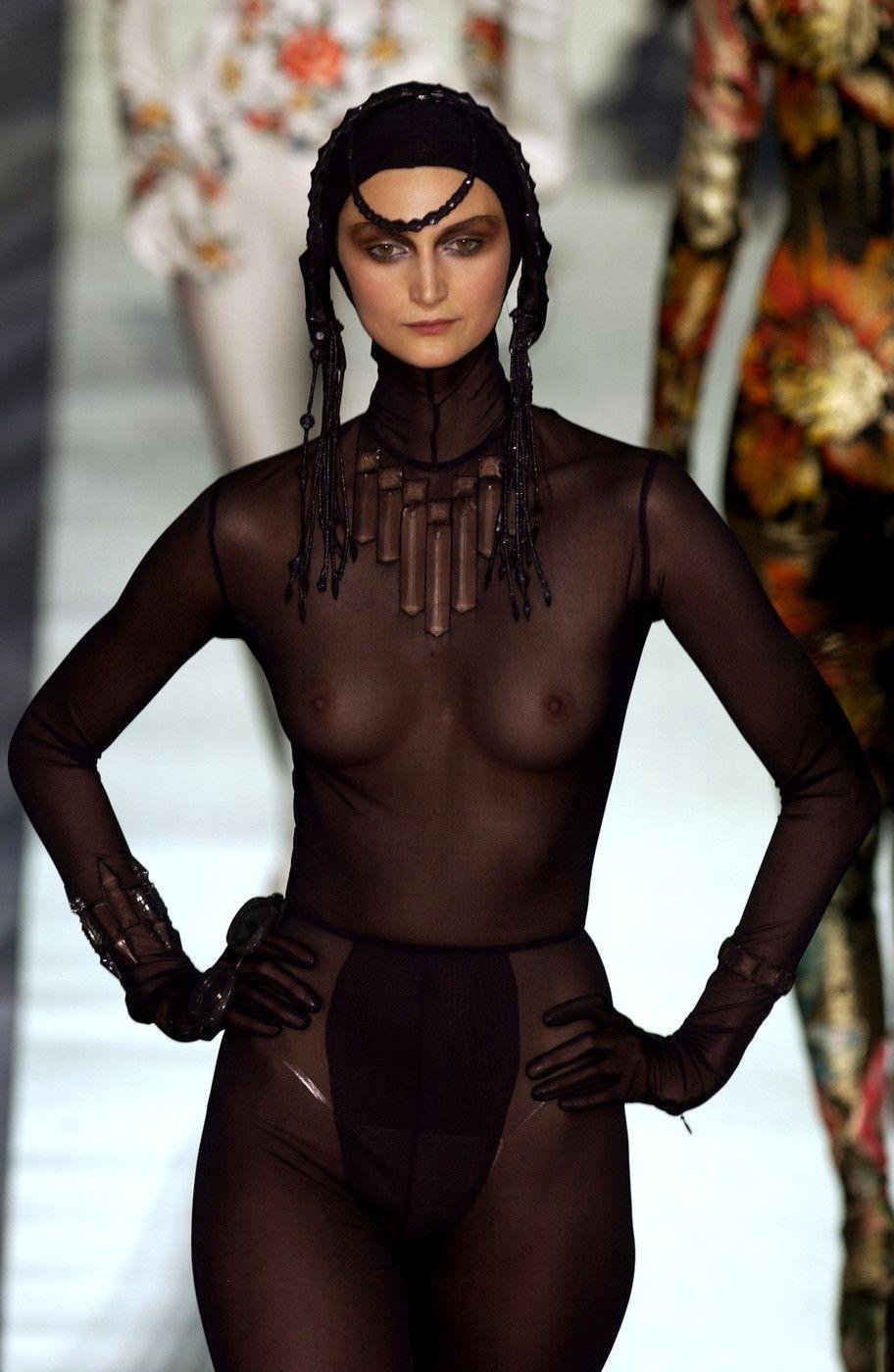 Голые манекенщицы на подиуме