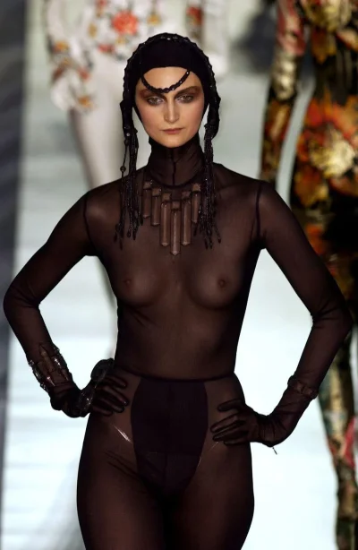 Голые манекенщицы на подиуме