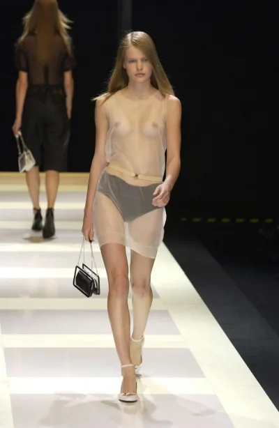 Прозрачная одежда на подиуме