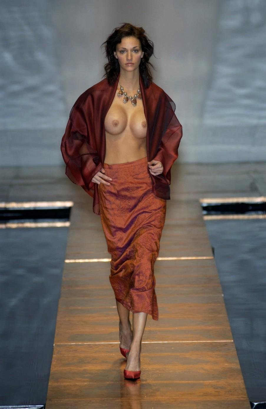 Показ мод с оголенной грудью