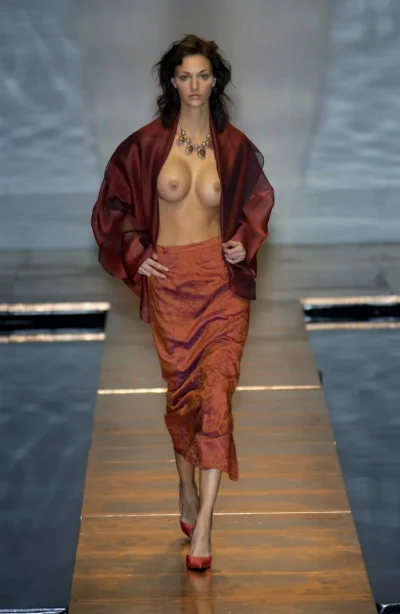 Показ мод с оголенной грудью