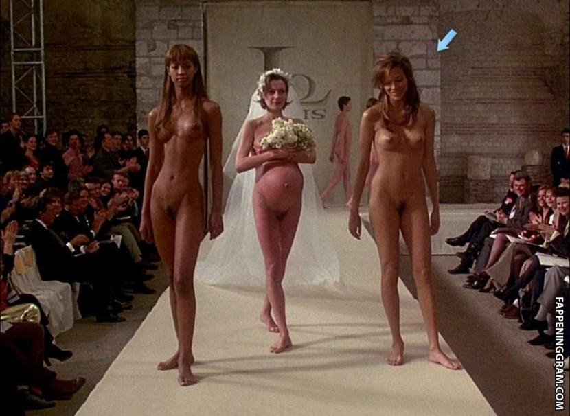 Показ мод голых женщин