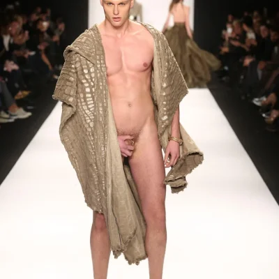 Показ мод голые мужчины