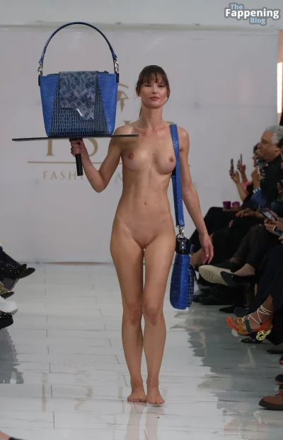 Показ голых манекенщиц