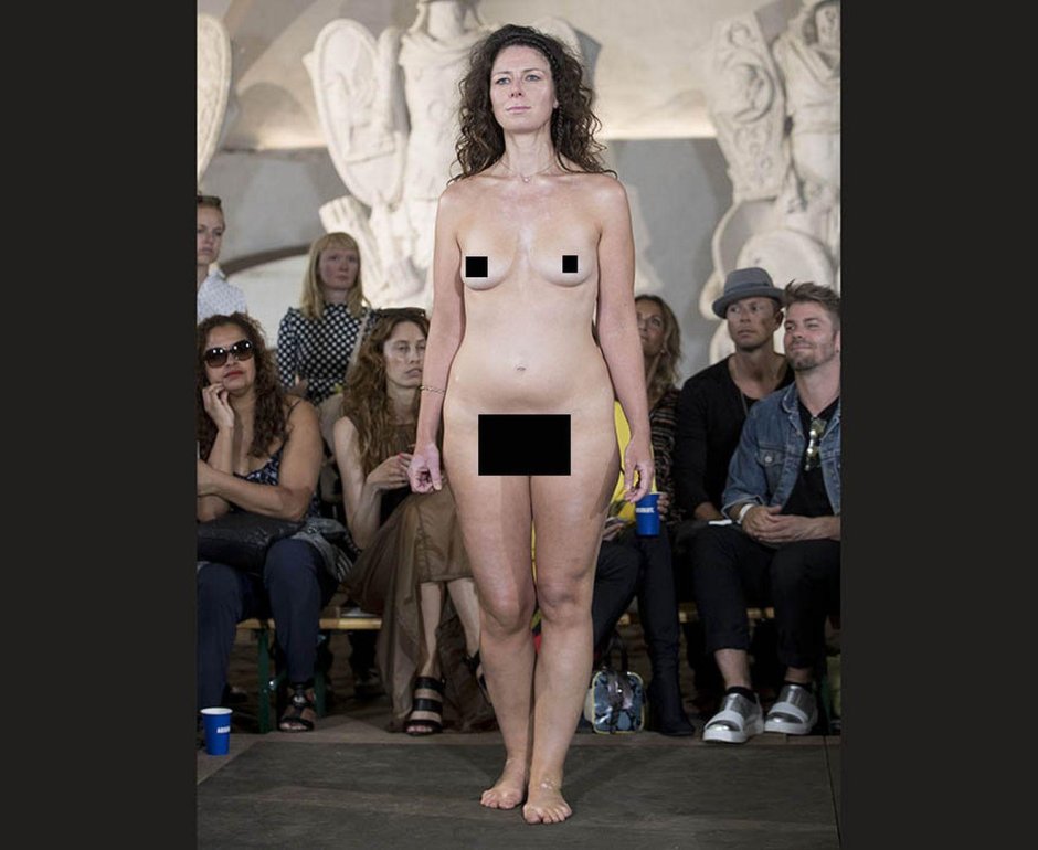 Показ моды полностью голые