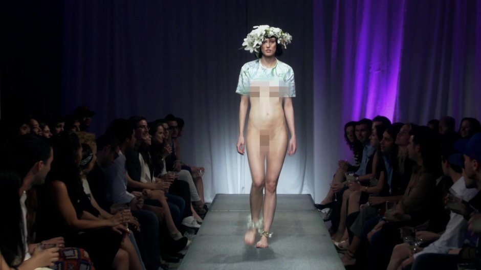 Голый показ мм