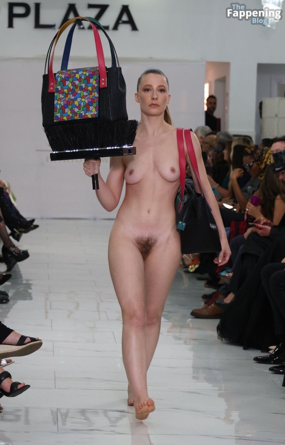 Откровенный показ мод