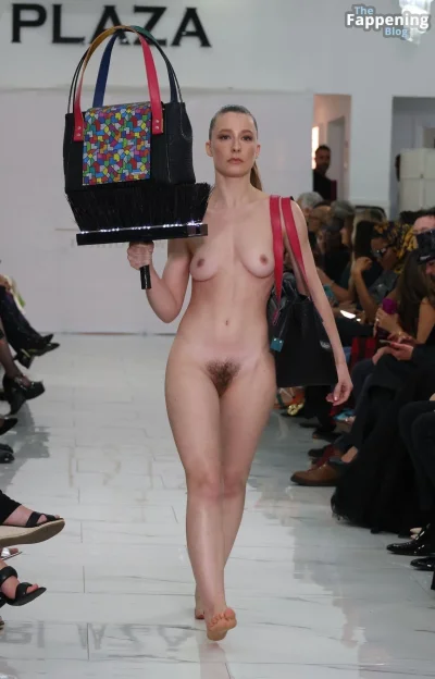 Откровенный показ мод