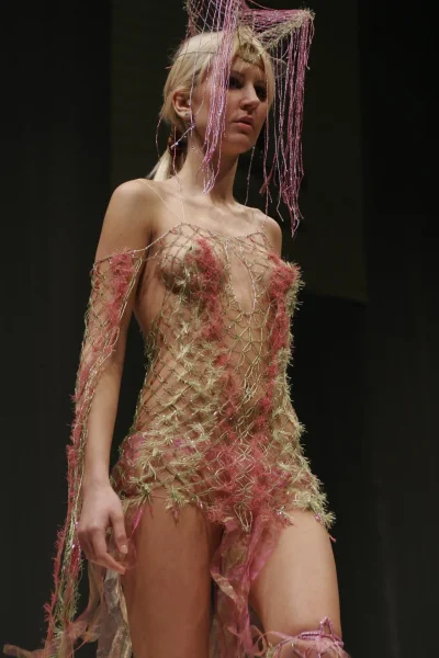 Полностью голые на подиуме